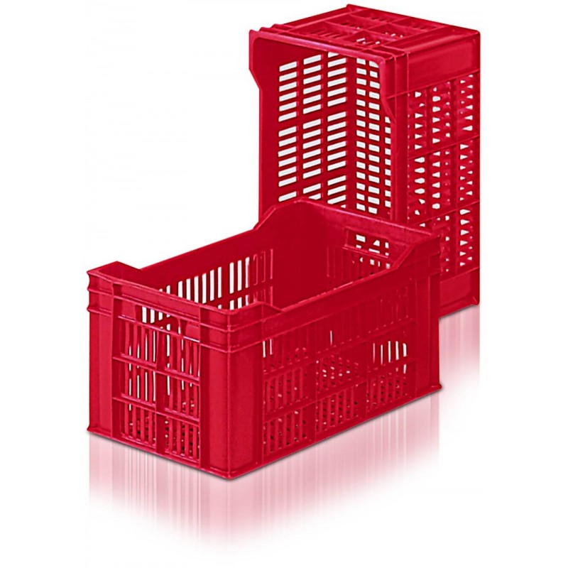 Cagette en plastique rouge vide en gros plan sur fond blanc Stock Photo